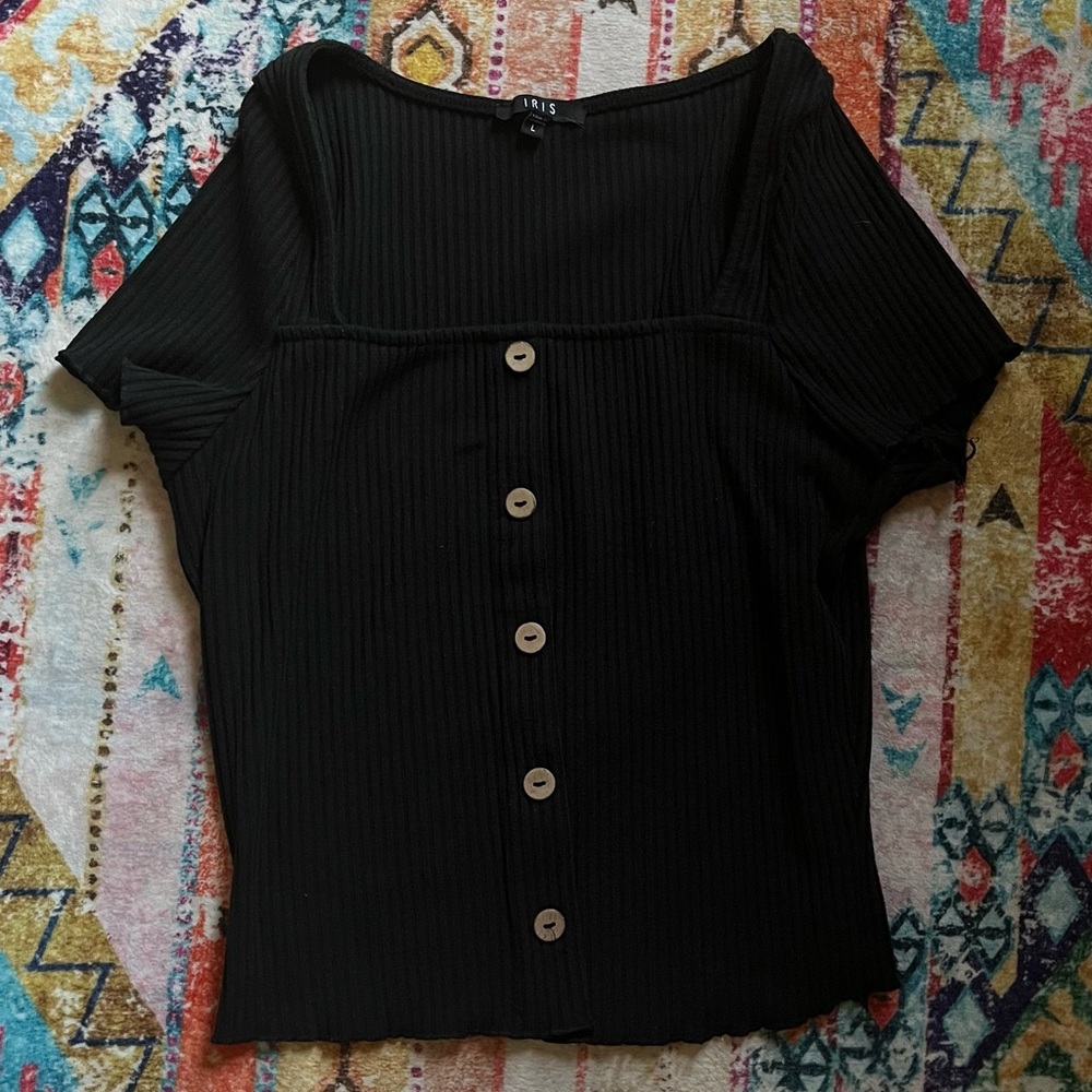 IRIS ribbed black button up top